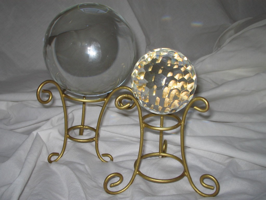 Crystal Ball stand gold coloured